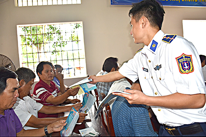 Cán bộ Bộ Tư lệnh Vùng Cảnh sát biển 3 phát tờ rơi tuyên truyền cho ngư dân xã Phước Tỉnh (huyện Long Điền) không đánh bắt xâm phạm vùng biển nước ngoài.