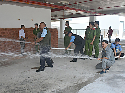 Cảnh sát PCCC tỉnh kiểm tra vòi phun nước chữa cháy tại chung cư Vũng Tàu Melody.