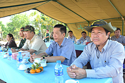 Các đồng chí trong Ban Thường vụ Tỉnh ủy tham dự buổi huấn luyện và kiểm tra bắn súng bài 1 K54.