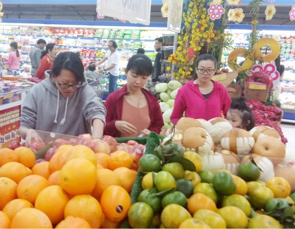 Khách hàng mua sắm tại Siêu thị Co.op Mart Vũng Tàu.