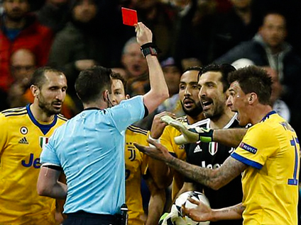 Trọng tài Michael Oliver rút thẻ đỏ với thủ môn Buffon do phản ứng quá quyết liệt trong tình huống phạt 11m.