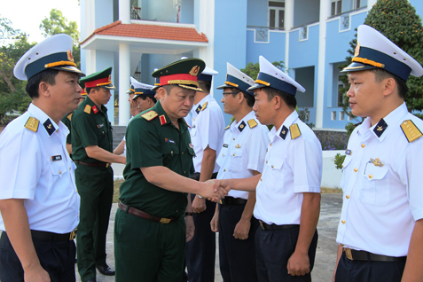 Thiếu tướng Lê Hồng Dũng, Phó Chủ nhiệm Tổng cục Hậu cần Quân đội Nhân dân Việt Nam thăm hỏi cán bộ, chiến sĩ Lữ đoàn 171.