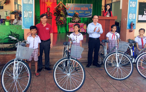 Trong năm 2017, chương trình “Vì đàn em thân yêu – trao tặng xe đạp cho HS nghèo” của Huyện Đoàn Đất Đỏ đã trao 18 chiếc xe đạp cho HS nghèo trên địa bàn.