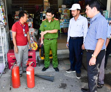 Đoàn giám sát HĐND tỉnh giám sát công tác PCCC  tại chợ Châu Pha (huyện Tân Thành). 