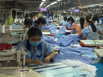 Công nhân Công ty May Tân Mỹ (CCN Hắc Dịch 1, huyện Tân Thành) trong giờ sản xuất. Ảnh: THU THẢO