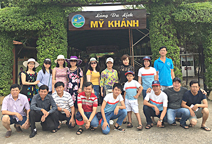 Một nhóm du khách của CD Tours chụp ảnh lưu niệm tại Làng du lịch Mỹ Khánh (TP.Cần Thơ).