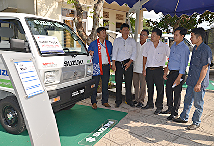 Nông dân huyện Châu Đức tìm hiểu tính năng và giá các dòng xe tải nhẹ của Suzuki.