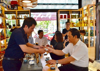 Anh Phi Long, chủ Không gian Văn hóa trà Phi Long Tea giới thiệu với đồng chí Mai Ngọc Thuận, Ủy viên Ban Thường vụ Tỉnh ủy, Bí thư Thành ủy Vũng Tàu về các dụng cụ pha trà.