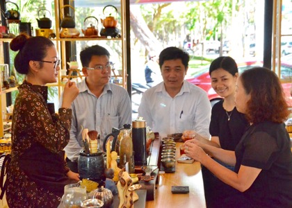 Khách thưởng trà tại Không gian Văn hóa trà Phi Long Tea.