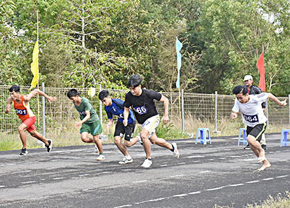 Các VĐV tranh tài ở nội dung chạy 100m nam ở môn điền kinh.