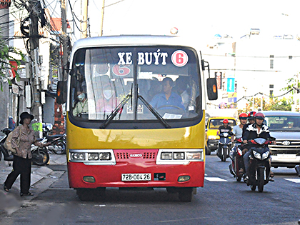 Xe buýt đón khách không đúng nơi quy định trên đường 30-4 (TP. Vũng Tàu).