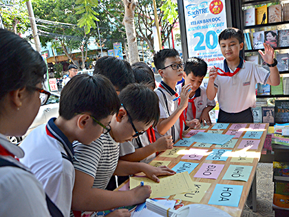 Các em HS vui chơi tại gian hàng NXB Trẻ.