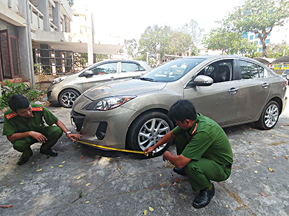 Công an khám nghiệm chiếc xe do anh Cường điều khiển.