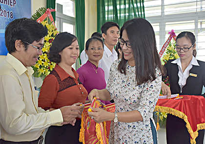 Bà Lê Thị Trang Đài, Giám đốc Sở LĐTBXH tặng cờ lưu niệm cho các cơ sở giáo dục nghề nghiệp tham gia hội thi.