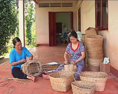 Phụ nữ xã Long Tân (huyện Đất Đỏ) có thêm nguồn thu nhập từ nghề đan giỏ lục bình.