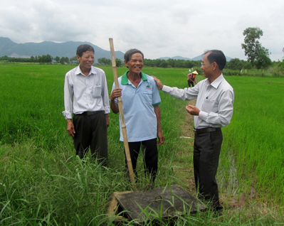 Ông Trần Văn Tư, Phó Chủ tịch HĐND xã Nghĩa Thành, huyện Châu Đức (bìa phải) thăm hỏi, động viên nông dân tích cực lao động, sản xuất. Ảnh: BẢO KHÁNH