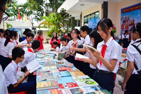 Học sinh TP.Vũng Tàu tham quan, đọc sách  miễn phí tại “Ngày hội văn hóa đọc”. 