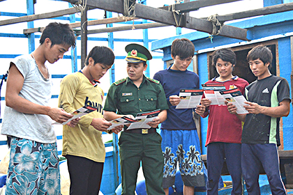 Lực lượng biên phòng phát tờ rơi tuyên truyền, vận động ngư dân không xâm phạm vùng biển nước ngoài để đánh cá.