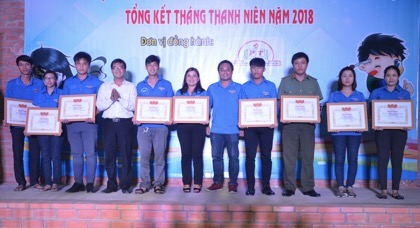 Anh Nguyễn Văn Tuân (thứ 4, từ trái qua) và anh Nguyễn Minh Triết (thứ 7 từ trái qua) - Phó Bí thư Tỉnh Đoàn trao Bằng khen cho các cá nhân có thành tích xuất sắc trong “Tháng Thanh niên” năm 2018.