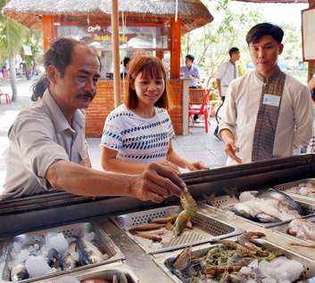 Du khách chọn mua hải sản tại quầy đặc sản tươi sống của Hương Phong-Hồ Cốc Beach Resort (huyện Xuyên Mộc).