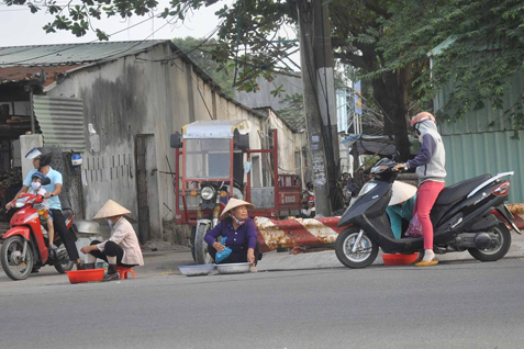 Người dân buôn bán lấn chiếm lòng đường tại khu vực chợ tự phát cầu Rạch Bà (TP.Vũng Tàu).