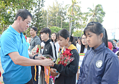 Đồng chí Trần Đình Khoa, Ủy viên Ban Thường vụ Tỉnh ủy, Phó Chủ tịch HĐND tỉnh tặng hoa, cờ lưu niệm cho các đoàn VĐV dự giải.