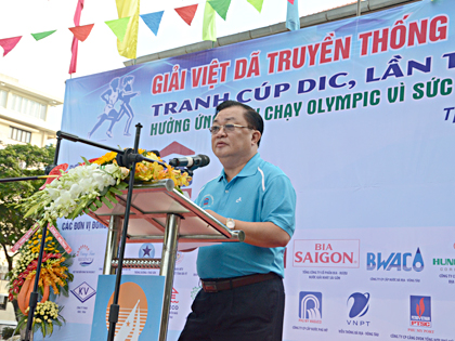 Ông Trần Minh Phú, Tổng Giám đốc Tổng Công ty CP Đầu tư Phát triển xây dựng - DIC Group, đại diện nhà tài trợ phát biểu tại lễ khai mạc giải.