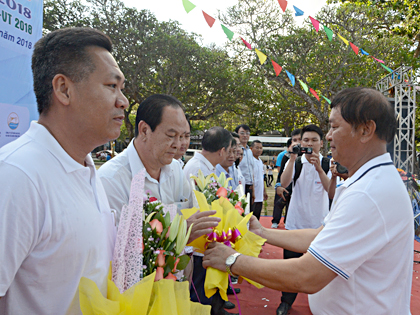 Đồng chí Phan Đức Hiền, Tỉnh ủy viên, Tổng Biên tập Báo BR-VT, Trưởng Ban tổ chức giải tặng hoa cảm ơn các nhà tài trợ giải.