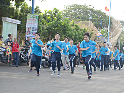 Các em HS chạy đồng hành hưởng ứng Ngày chạy Olympic vì sức khỏe toàn dân tỉnh BR-VT.