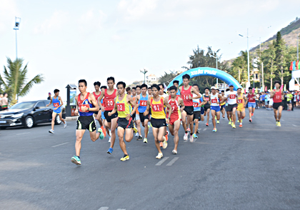 Các VĐV nam hệ đội tuyển trên đường chạy cự ly 10.000m.