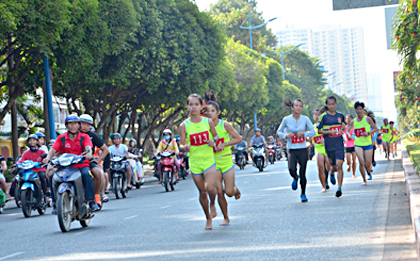 Các VĐV nữ hệ đội tuyển trên đường chạy cự ly 5.000m.