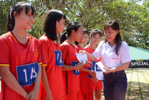 Đồng chí Đỗ Nguyễn Hoàng Dung, Phó Tổng Biên tập Báo BR-VT trao giải Khuyến khích cho các VĐV hệ phong trào nữ 2.000m. 