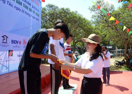 Đồng chí Lê Thị Xuân, Phó Tổng Biên tập Báo BR-VT trao giải Nhất, Nhì, Ba cho các VĐV nam dưới 16 tuổi.