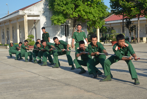 Chiến sĩ mới đang huấn luyện tại Trung đoàn Minh Đạm tham gia trò chơi vận động trong chương trình “Giao lưu với chiến sĩ mới nhập ngũ”. 