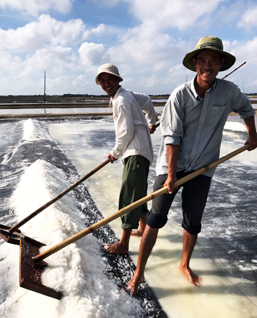 Nụ cười đã trở lại với diêm dân TT. Long Hải, huyện Long Điền.