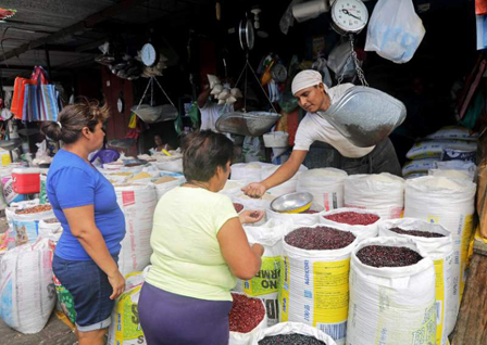 Người dân mua bán hàng hóa tại Managua, Nicaragua. 