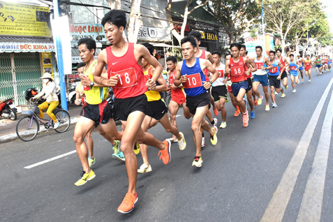 VĐV thi đấu 10.000m nam hệ đội tuyển chạy trên đường Hoàng Hoa Thám.