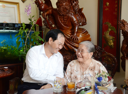 Đoàn do đồng chí Mai Ngọc Thuận, Ủy viên Ban Thường vụ Tỉnh ủy, Bí thư Thành ủy, Chủ tịch HĐND TP.Vũng Tàu đã đến thăm, tặng quà bà Trần Thị Diệp - gia đình có công với cách mạng (phường 1).