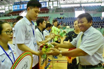 Ông Đặng Văn Cường, Giám đốc Trung tâm Huấn luyện và thi đấu thể thao tỉnh tặng cờ và hoa cho các đơn vị tham dự giải.