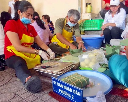 Các thành viên đội UBND phường 2, TP.Vũng Tàu trong phần thi gói bánh chưng.