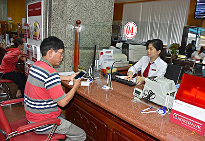 Khách hàng giao dịch tại Chi nhánh Agribank Vũng Tàu (ảnh mang tính minh họa). Ảnh: THU THẢO