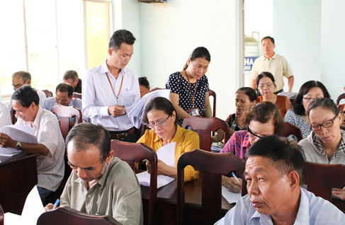 Cán bộ Ban Tuyên giáo Tỉnh ủy điều tra, nắm bắt dư luận xã hội đối với người dân sinh sống tại phường Phước Hưng, TP. Bà Rịa. Ảnh: BTG. (Hình chỉ có tính minh họa).