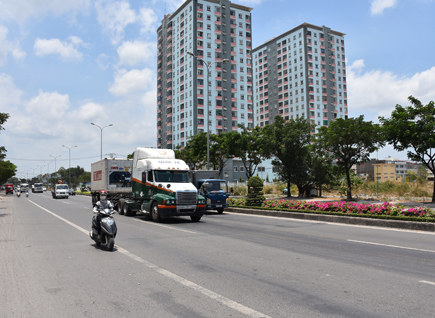 Việc sớm đầu tư các tuyến giao thông kết nối ngoại vùng nhằm giảm mật độ phương tiện lưu thông trên Quốc lộ 51 giảm nguy cơ tai nạn giao thông. Trong ảnh: Các phương tiện lưu thông trên Quốc lộ 51 (đoạn qua huyện Tân Thành). Ảnh: THANH NGA 