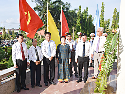 Các đồng chí lãnh đạo tỉnh đặt vòng hoa viếng các Anh hùng liệt sĩ.