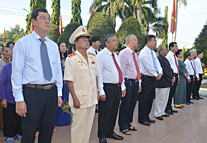 Các đồng chí lãnh đạo tỉnh, nguyên lãnh đạo tỉnh và Anh hùng lực lượng vũ trang, lão thành cách mạng viếng Nghĩa trang Liệt sĩ tỉnh. Ảnh: MINH NHÂN