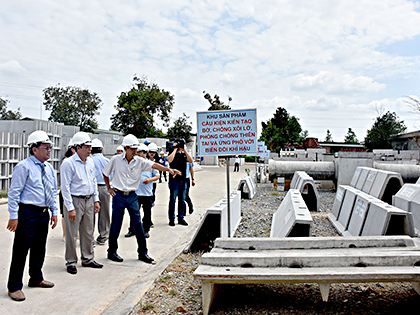 Đoàn công tác Bộ NN-PTNT và lãnh đạo các tỉnh Bến Tre, Cà Mau tham quan các sản phẩm cấu kiện tạo bờ, chống xói lở, phòng chống thiên tai và ứng phó với BĐKH của Busadco. 