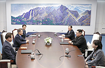 Tổng thống Hàn Quốc Moon Jae-in (thứ 2, trái) và nhà lãnh đạo Triều Tiên Kim Jong-un (thứ 2, phải) tại cuộc hội đàm ở Nhà Hòa Bình, làng đình chiến Panmunjom ngày 27-4. 