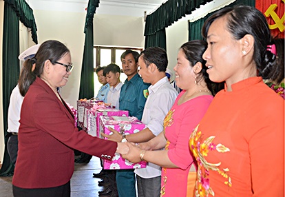 Đồng chí Nguyễn Thị Yến, Phó Bí thư Thường trực Tỉnh ủy, Trưởng Đoàn ĐBQH tỉnh tặng quà cán bộ, chiến sĩ và nhân dân huyện đảo Trường Sa.