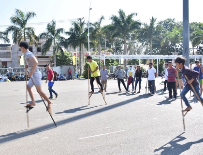 Các VĐV thi đấu nội dung chạy cà kheo.