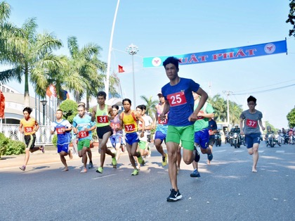 Các VĐV xuất phát cự ly chạy 7km nam hệ đội tuyển.